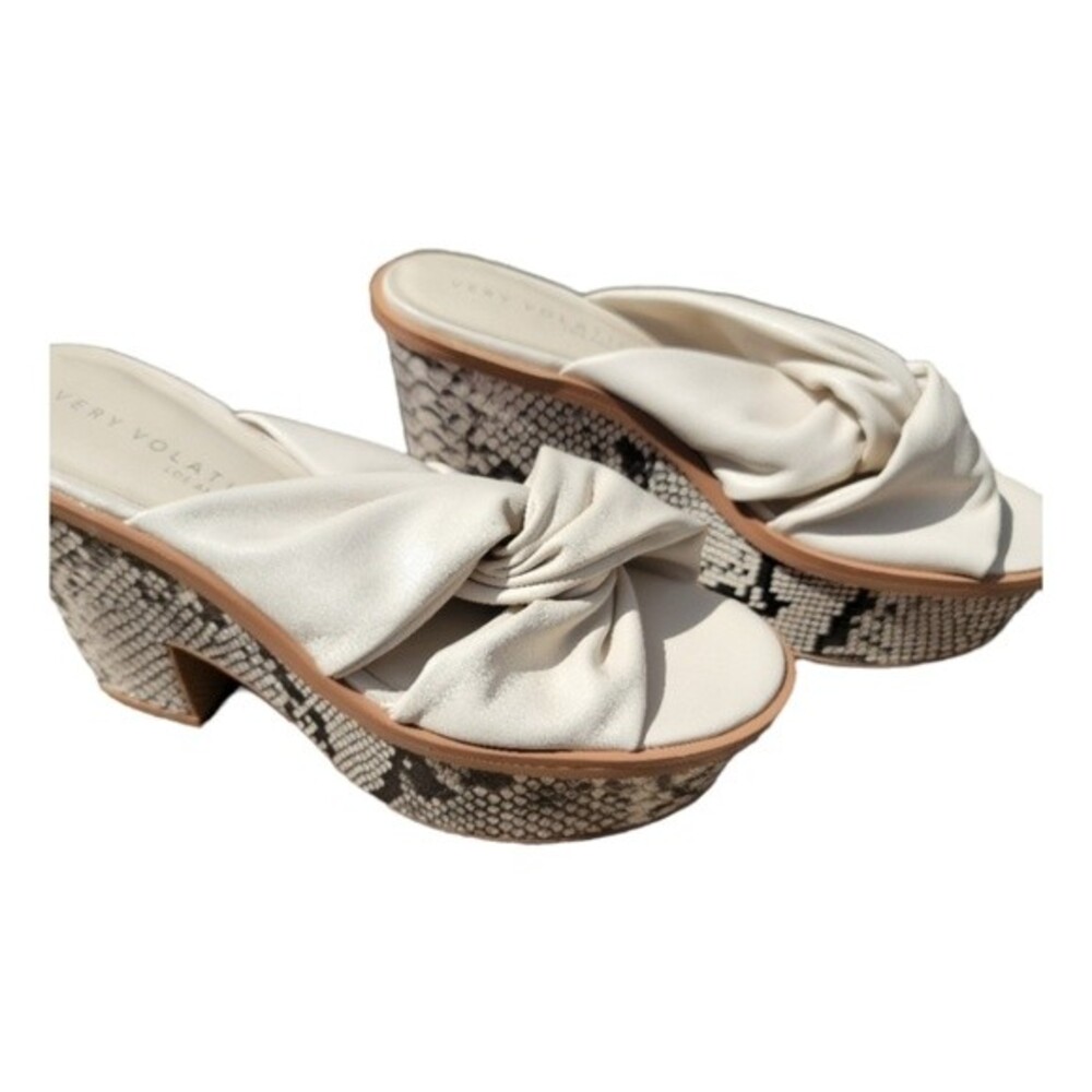 Very Volatile Womens Snakeprint Wedge Heels Sandal Slip On Open Toe Cream Size 9